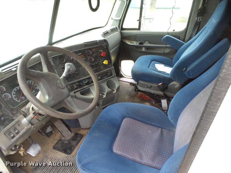 image for item DB2715 2001 Freightliner Columbia 120 semi truck