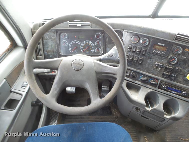 image for item DB2715 2001 Freightliner Columbia 120 semi truck