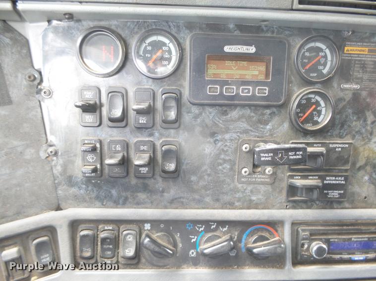 image for item DB2715 2001 Freightliner Columbia 120 semi truck