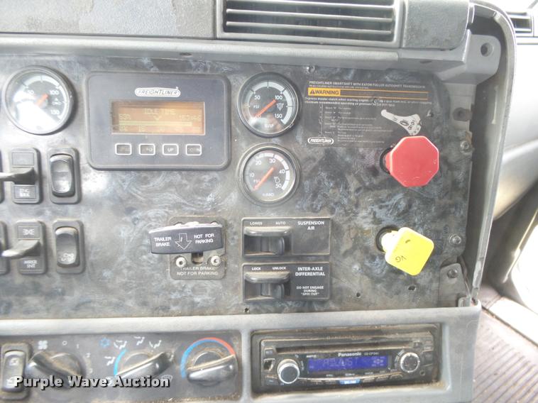 image for item DB2715 2001 Freightliner Columbia 120 semi truck