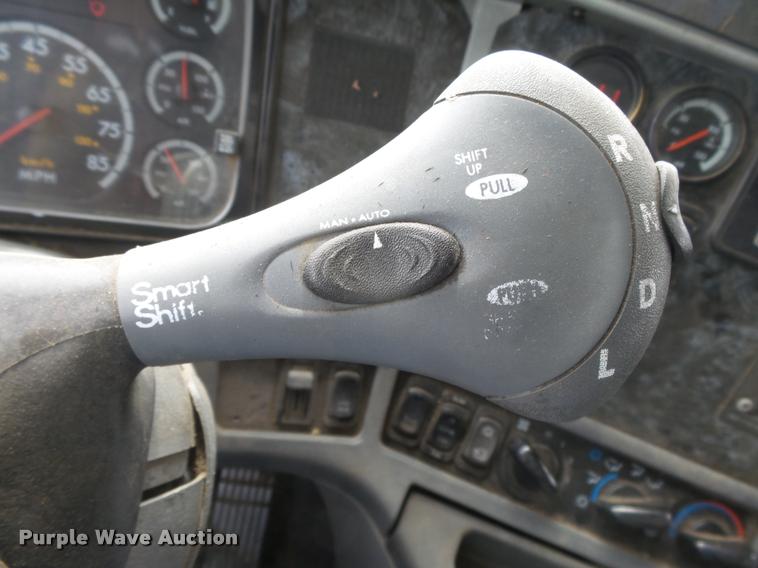 image for item DB2715 2001 Freightliner Columbia 120 semi truck