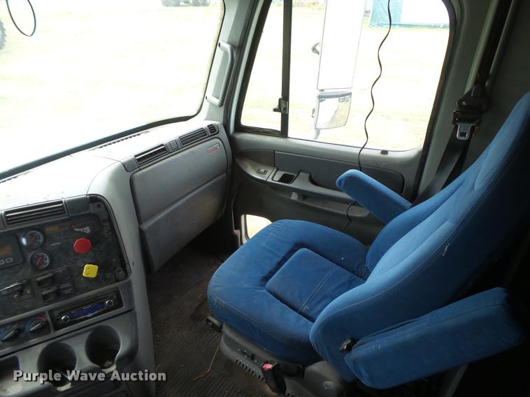 image for item DB2715 2001 Freightliner Columbia 120 semi truck