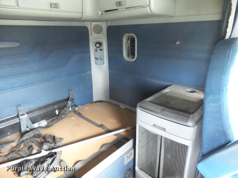 image for item DB2715 2001 Freightliner Columbia 120 semi truck