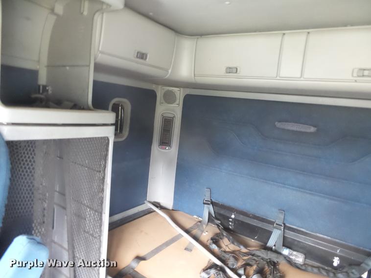 image for item DB2715 2001 Freightliner Columbia 120 semi truck