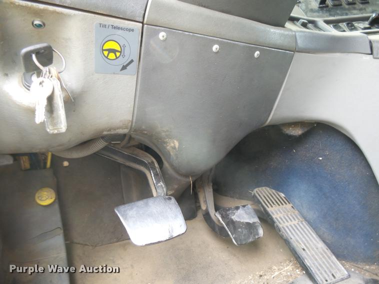 image for item DB2715 2001 Freightliner Columbia 120 semi truck