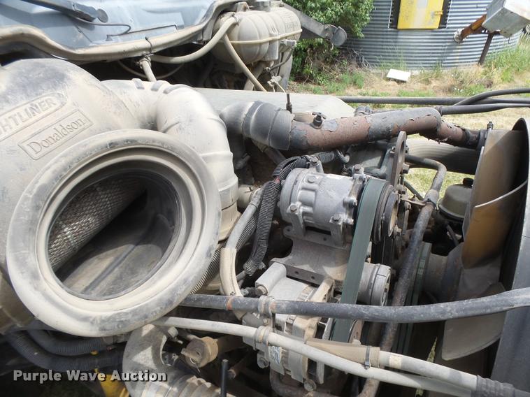 image for item DB2715 2001 Freightliner Columbia 120 semi truck