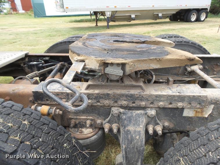 image for item DB2715 2001 Freightliner Columbia 120 semi truck