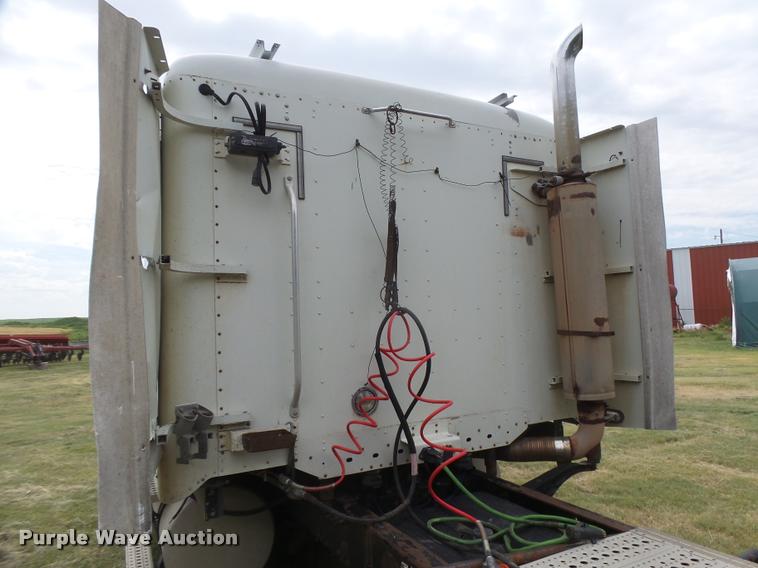 image for item DB2715 2001 Freightliner Columbia 120 semi truck