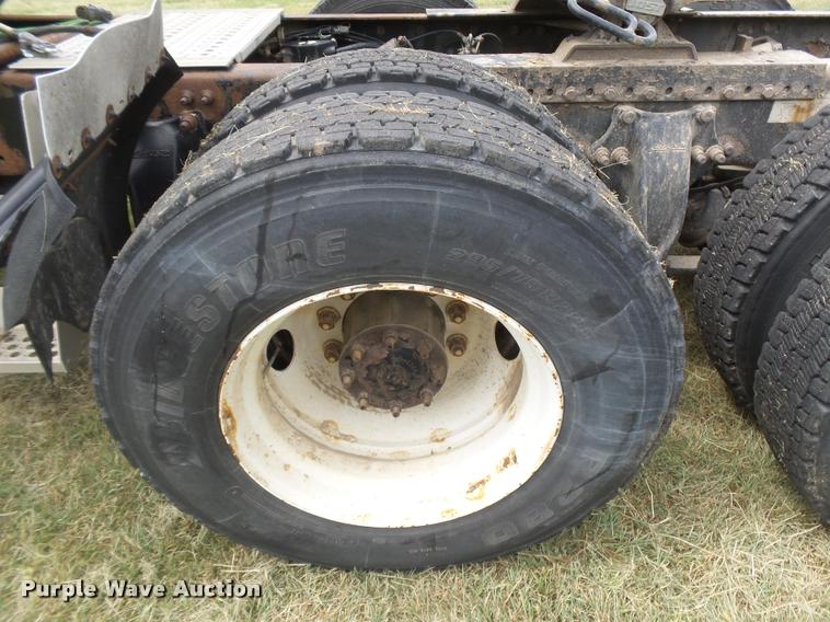 image for item DB2715 2001 Freightliner Columbia 120 semi truck