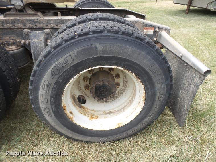 image for item DB2715 2001 Freightliner Columbia 120 semi truck