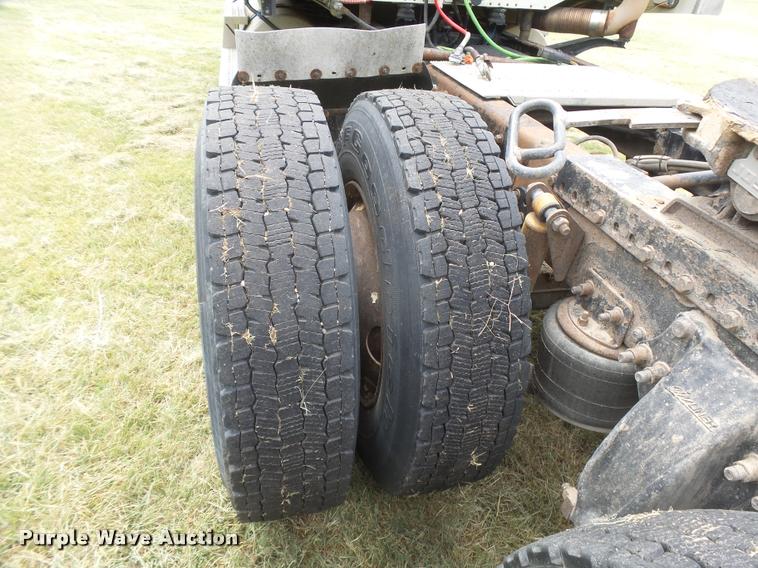 image for item DB2715 2001 Freightliner Columbia 120 semi truck