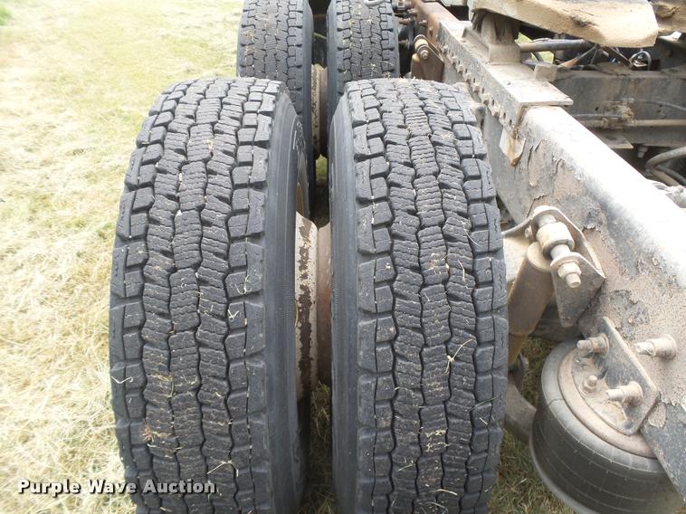 image for item DB2715 2001 Freightliner Columbia 120 semi truck