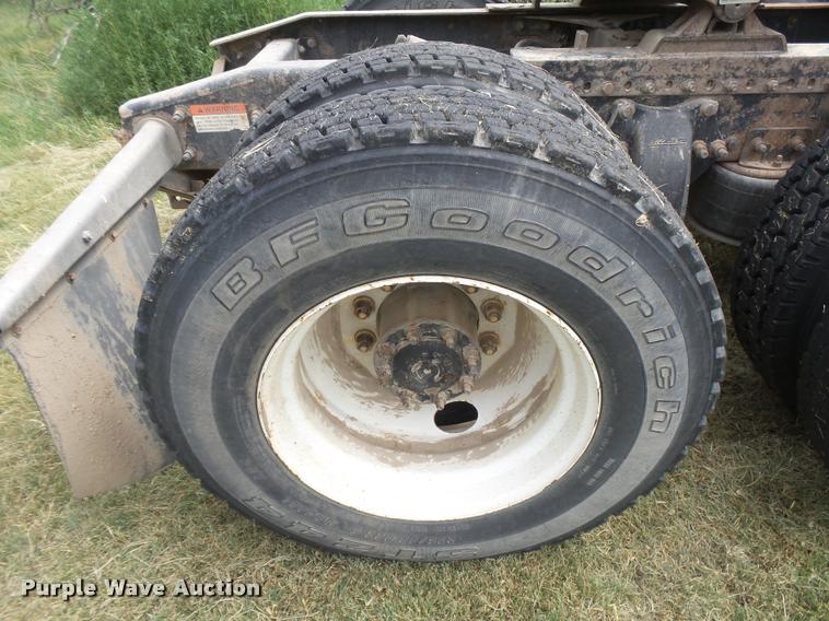 image for item DB2715 2001 Freightliner Columbia 120 semi truck