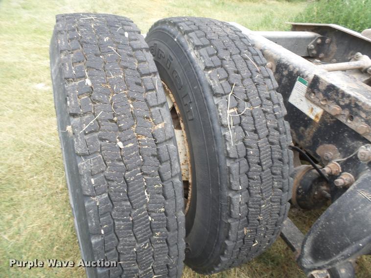 image for item DB2715 2001 Freightliner Columbia 120 semi truck