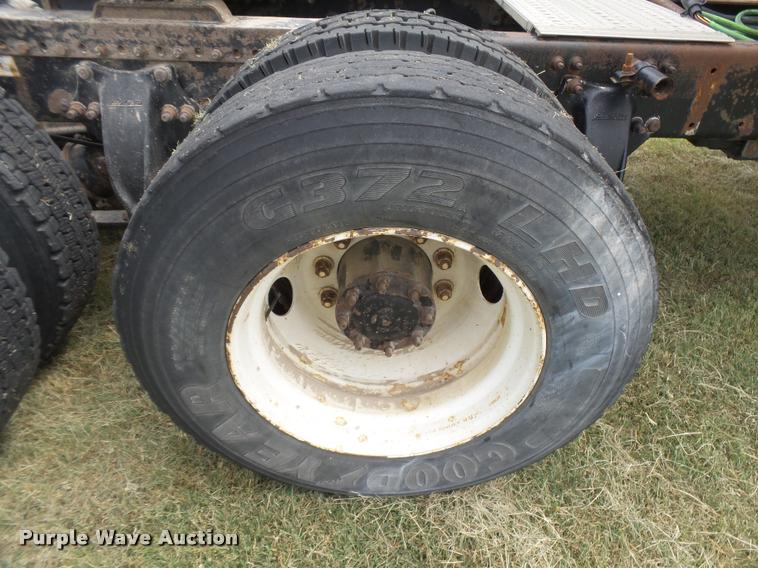 image for item DB2715 2001 Freightliner Columbia 120 semi truck