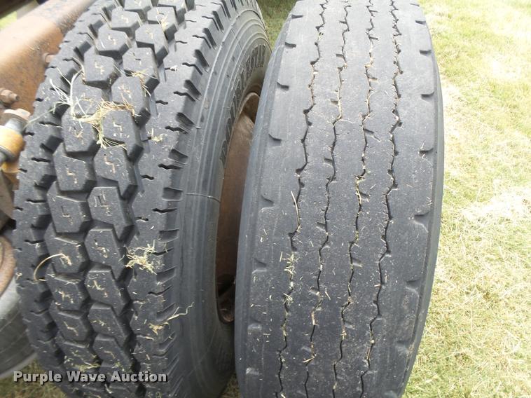 image for item DB2715 2001 Freightliner Columbia 120 semi truck