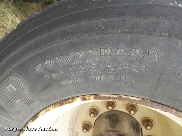 image for item DB2715 2001 Freightliner Columbia 120 semi truck