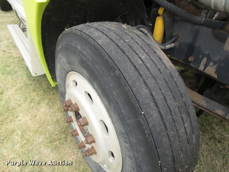 image for item DB2715 2001 Freightliner Columbia 120 semi truck