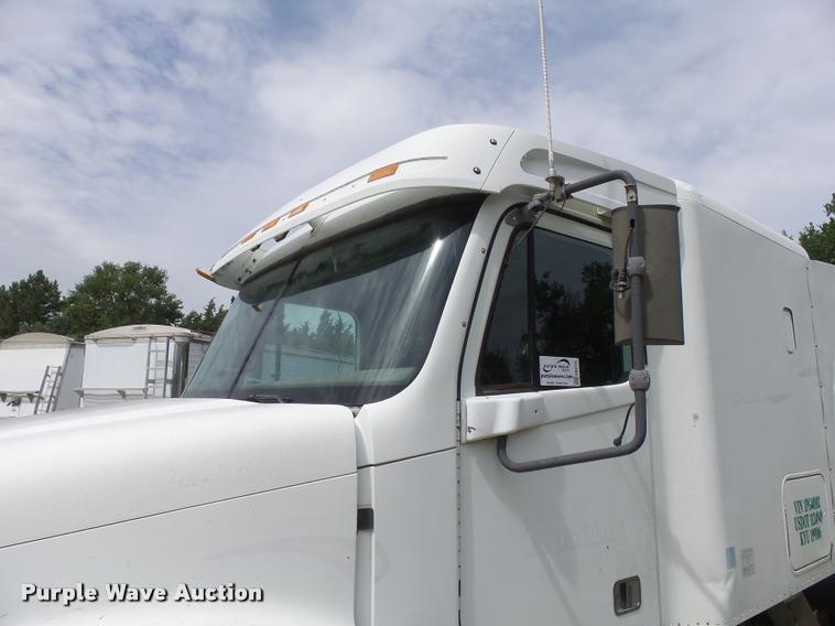 image for item DB2715 2001 Freightliner Columbia 120 semi truck