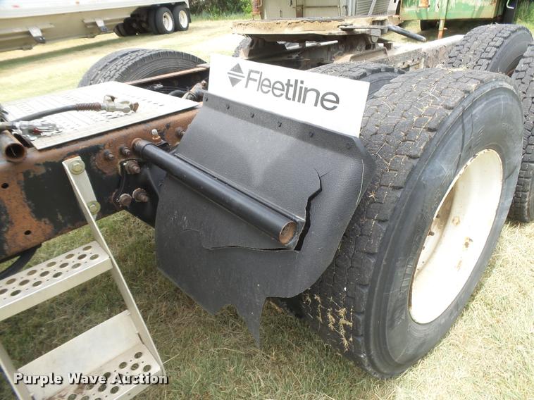 image for item DB2715 2001 Freightliner Columbia 120 semi truck