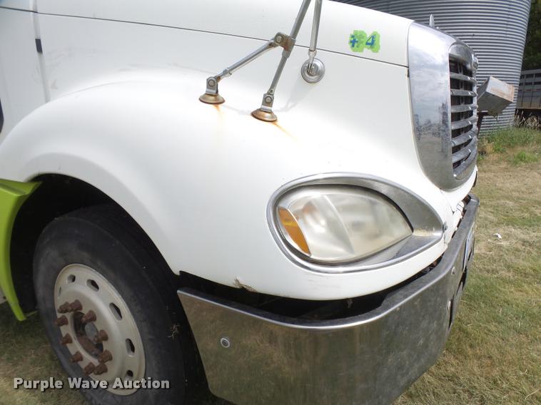 image for item DB2715 2001 Freightliner Columbia 120 semi truck