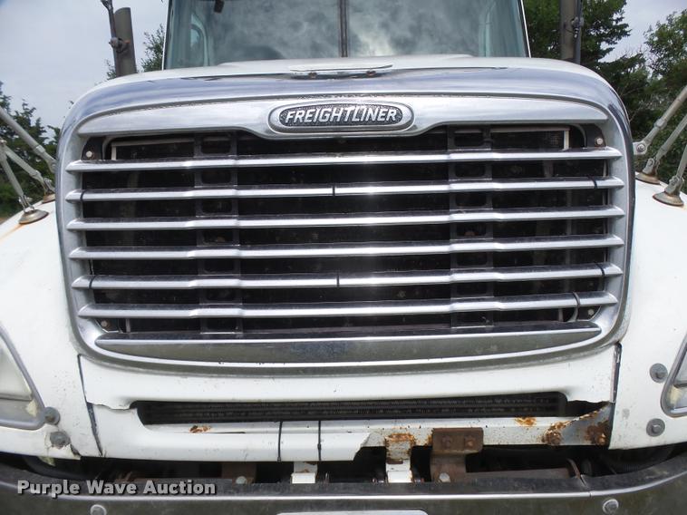 image for item DB2715 2001 Freightliner Columbia 120 semi truck