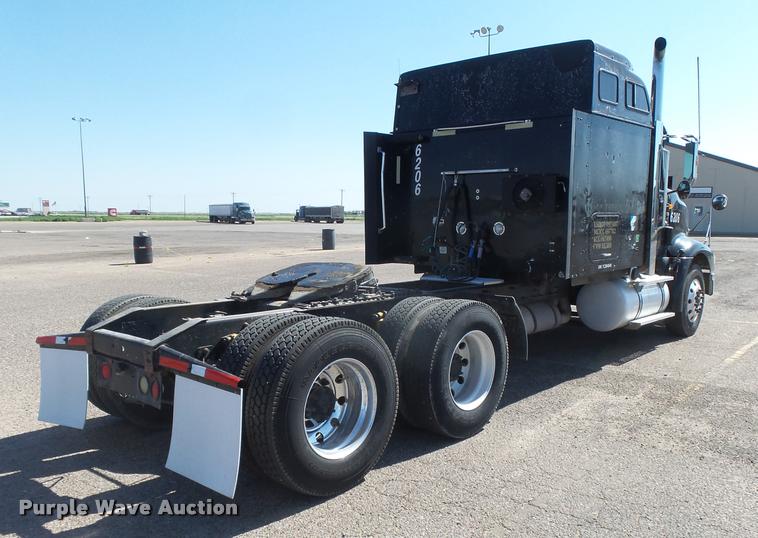 image for item DB2737 2007 International 9400i semi truck