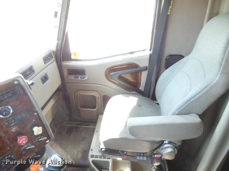 image for item DB2737 2007 International 9400i semi truck