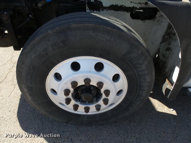 image for item DB2737 2007 International 9400i semi truck