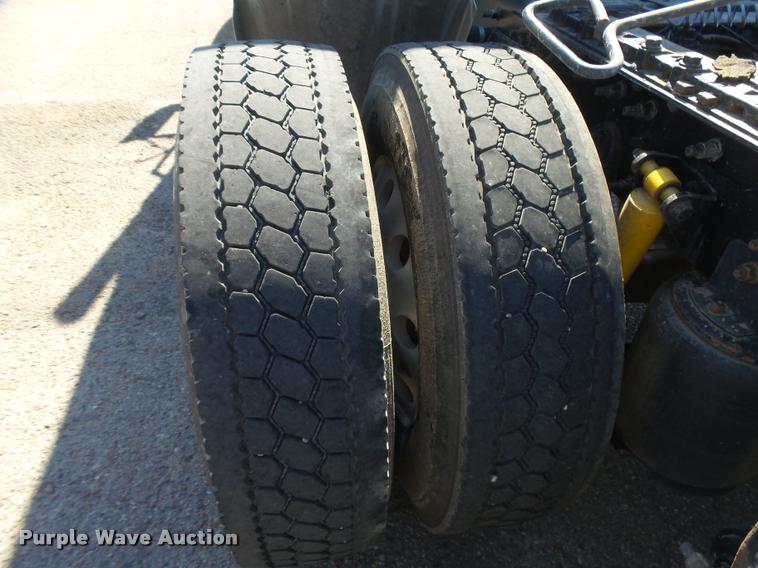 image for item DB2737 2007 International 9400i semi truck