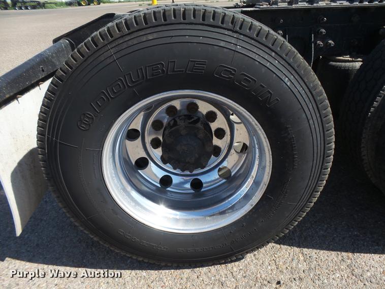 image for item DB2737 2007 International 9400i semi truck