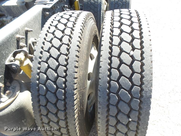 image for item DB2737 2007 International 9400i semi truck