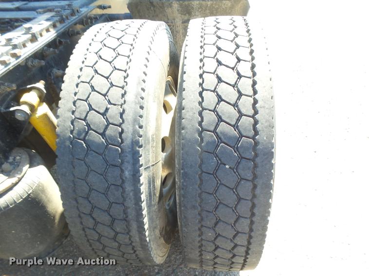 image for item DB2737 2007 International 9400i semi truck