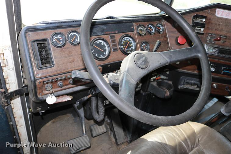 image for item DB9290 1996 Freightliner FLD semi truck