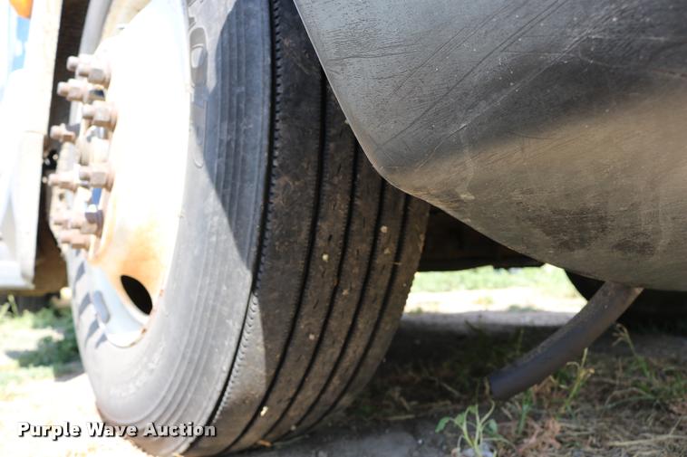 image for item DB9290 1996 Freightliner FLD semi truck