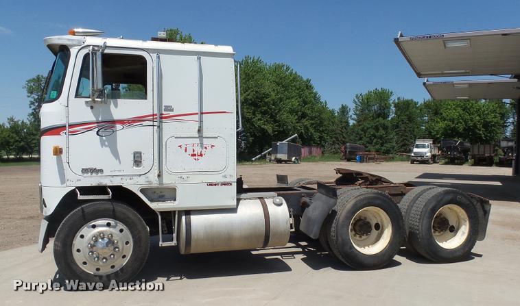image for item DH9666 1983 International CO-9670 semi truck
