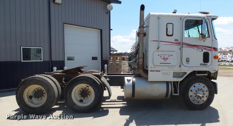 image for item DH9666 1983 International CO-9670 semi truck