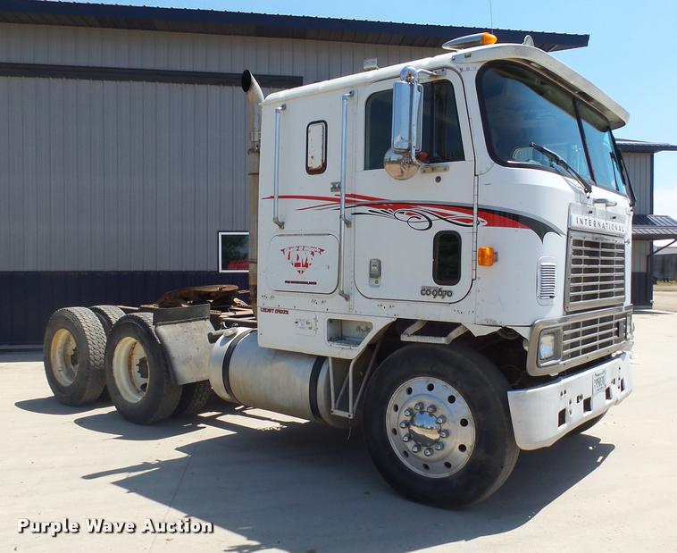 image for item DH9666 1983 International CO-9670 semi truck