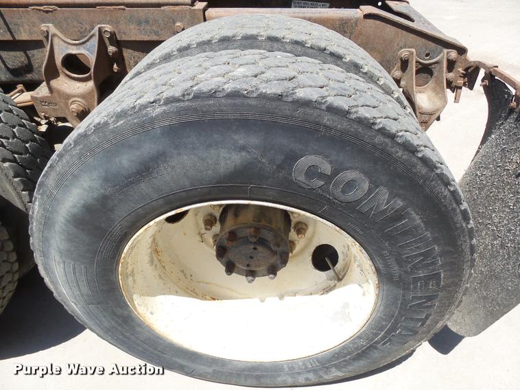 image for item DH9666 1983 International CO-9670 semi truck