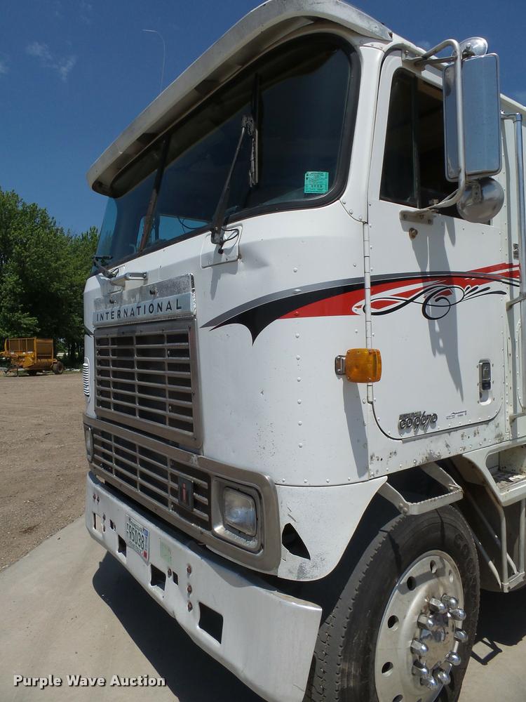 image for item DH9666 1983 International CO-9670 semi truck