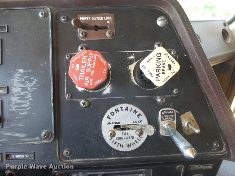 image for item DH9666 1983 International CO-9670 semi truck