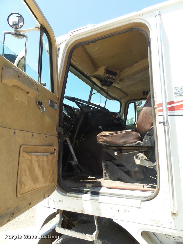 image for item DH9666 1983 International CO-9670 semi truck