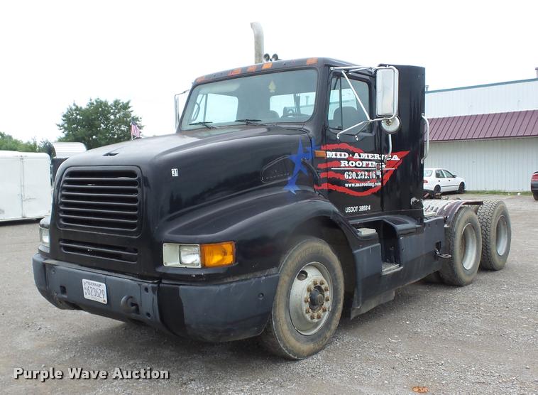 image for item K6463 1990 International 8300 semi truck