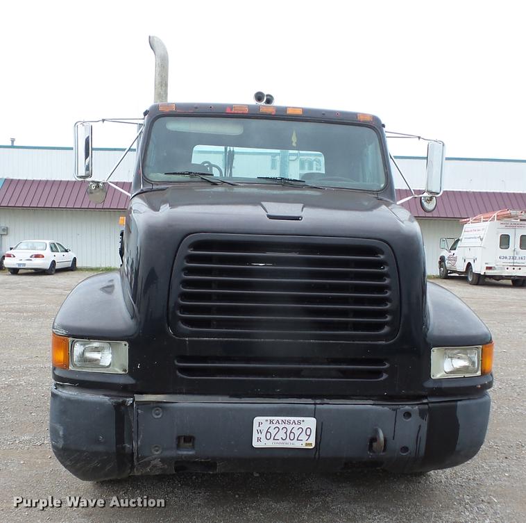 image for item K6463 1990 International 8300 semi truck