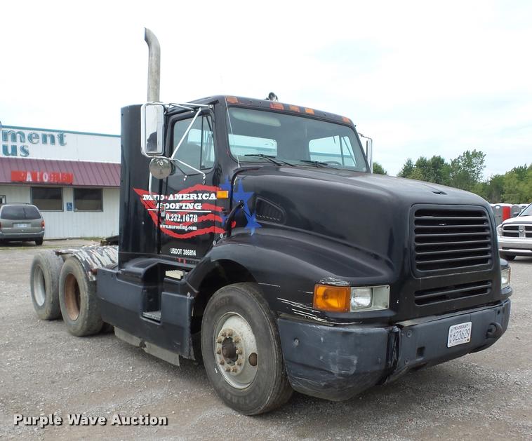 image for item K6463 1990 International 8300 semi truck