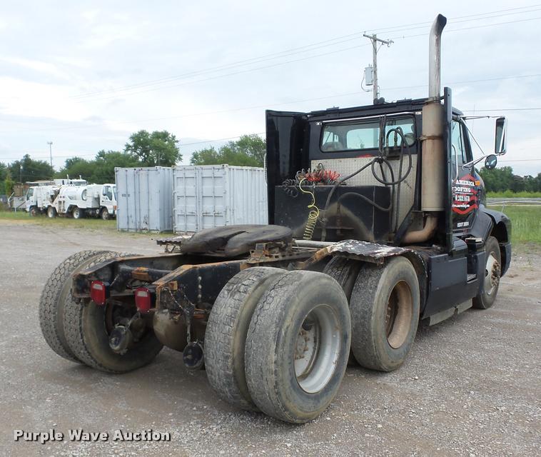 image for item K6463 1990 International 8300 semi truck