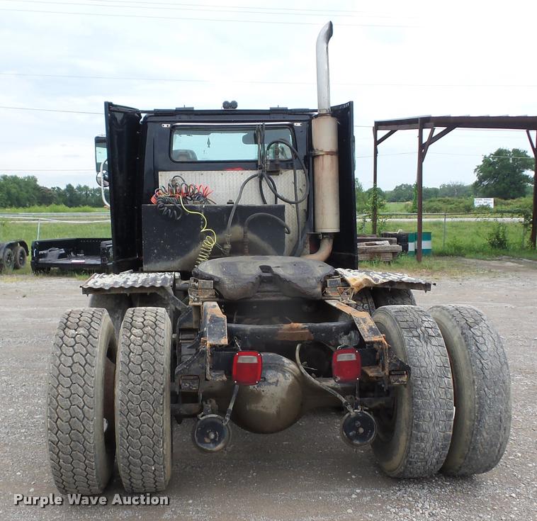 image for item K6463 1990 International 8300 semi truck