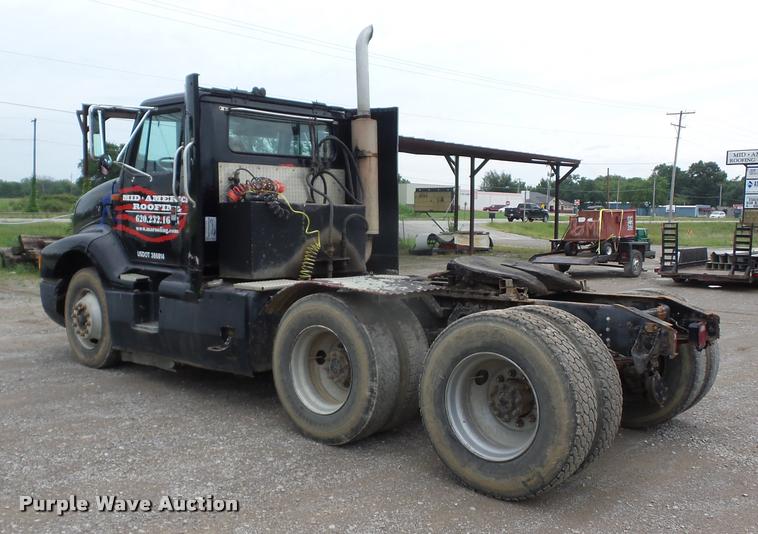 image for item K6463 1990 International 8300 semi truck