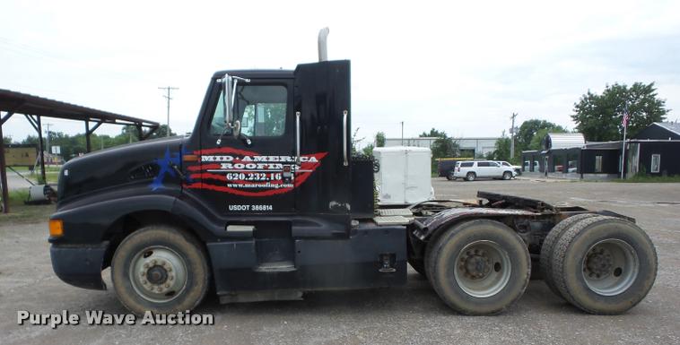 image for item K6463 1990 International 8300 semi truck