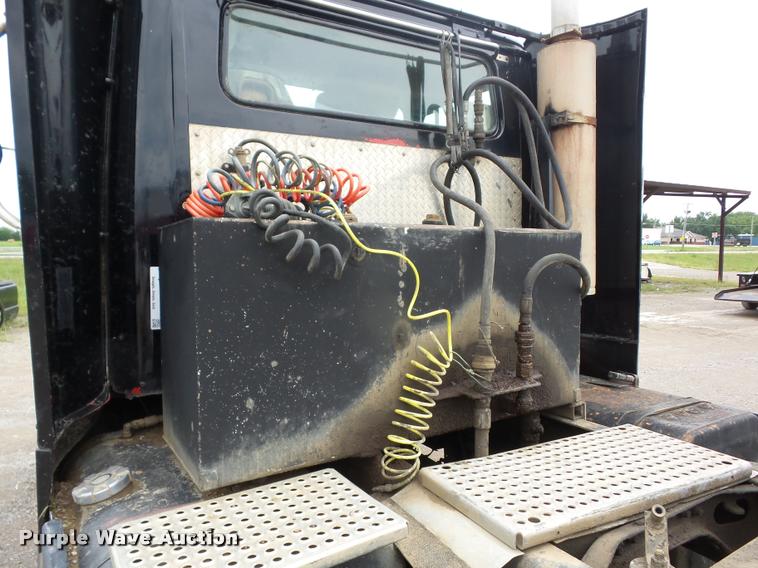 image for item K6463 1990 International 8300 semi truck